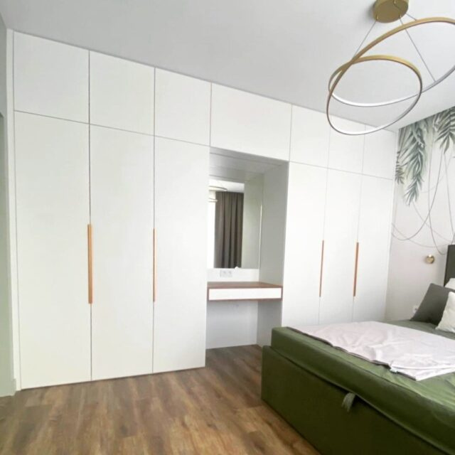 Вбудована шафа купе в спальну кімнату 🔥Розміри: ➡️3800⬆️2600↗️600
Фасади: ЛДСП Egger
Корпус: ЛДСП Egger
Фурнітура: петлі з доводчиком Gtv, дзеркало з підсвічуванням📌Ви завжди можете запросити нашого дизайнера на замір. Приїдемо, зробимо розрахунок та намалюємо вам ескіз - пишіть нам @mebelx_ua в Директ📨