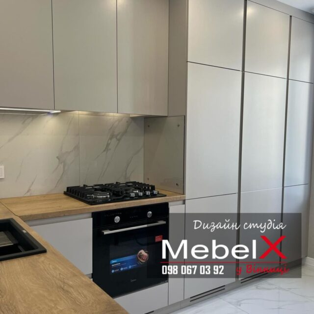 Врахувати побажання клієнтів та зробити компактну естетичну кухню для молодої пари – легко!Ми вдячні клієнтам за довіру, тому що на виході справді виходять кухні мрії. Декілька особливостей даного проекту:• універсальний колір Кашемір, який буквально розчиняє кухню в інтер'єрі та робить простір більшим.
• у нас працюють професіонали – тандем технолога та менеджера зібрали проект так, що ви не побачите зайвий шум у вигляді проводів
• і, звісно, механізми Blum = якість. Вибираючи цю фурнітуру, ви закладаєте довге майбутнє вашої прекрасної кухні.Матеріали:
📍корпус дсп 16 мм Egger Кашемір сірий
📍фасади мдф фарбований 19 мм матовий
📍стільниця дуб світлий
📍фурнітура Blum без пружин + Tipon; з доводчиками
📍профіль Gola
📍лоток для столових приладів, гігієнічний піддон
📍підсвічування⬇️⬇️⬇️⬇️⬇️⬇️⬇️⬇️⬇️⬇️
Дізнатись ціну або викликати дизайнера пишіть нам в Директ📨
або за телефоном
📞 063-560-11-56
098-067-03-92