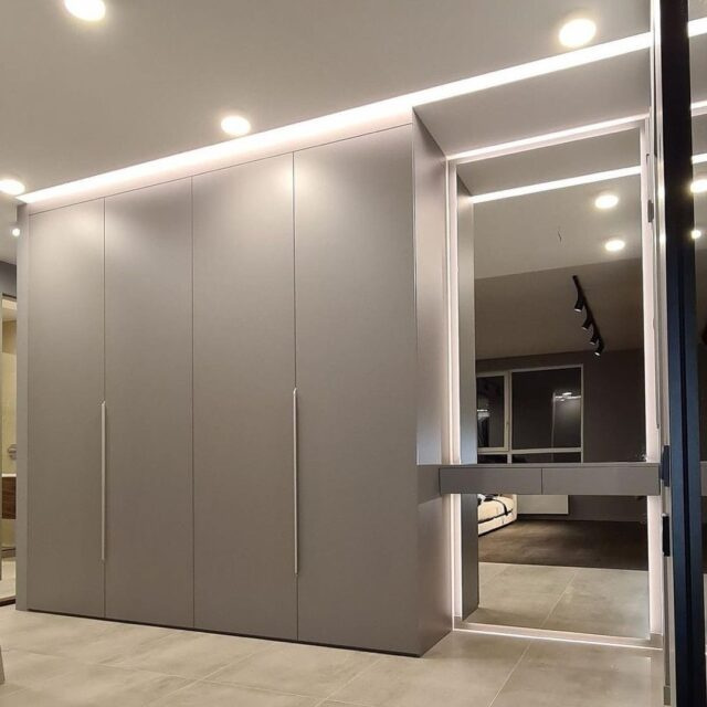 Шафа для наших замовників - відмінний приклад того, як одна шафа вирішує відразу багато проблем 😎Двері шафи відкриваються і закриваються плавно, завдяки фурнітурі blum, а дзеркало з підсвічуванням чудово освітлює простір і допомагає всім легко зібратися перед виходом.📌Ви завжди можете запросити нашого дизайнера на замір. Приїдемо, заміряємо, розробимо дизайн та запропонуємо кращу ціну - пишіть нам @mebelx_ua в Директ📨